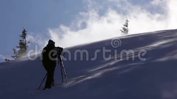 摄影师在冬山工作视频的预览图