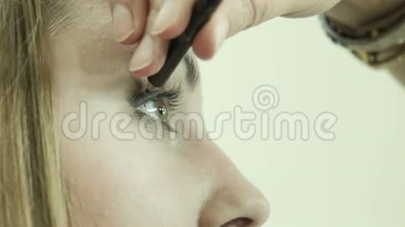 化妆师在眼睑上涂眼线视频的预览图