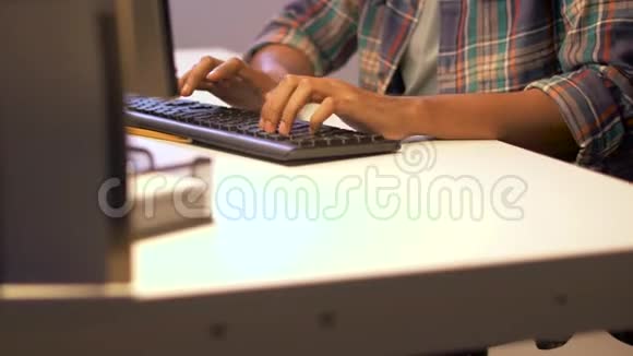 双手在夜间办公室的电脑键盘上打字视频的预览图