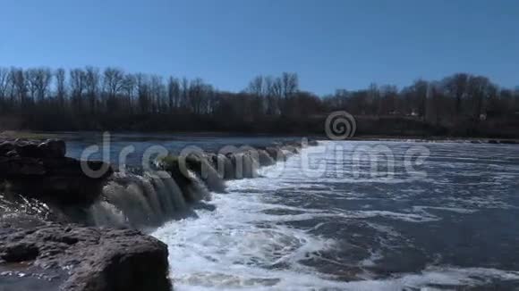 带移动摄像机的瀑布在河上视频的预览图