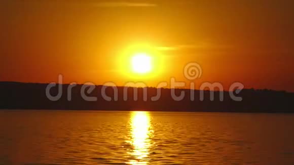 时间流逝一个大湖上的红色日落视频的预览图