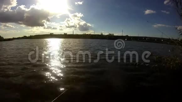 在河底晒太阳捕鱼视频的预览图
