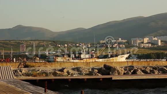 早上有船的码头山区背景视频的预览图