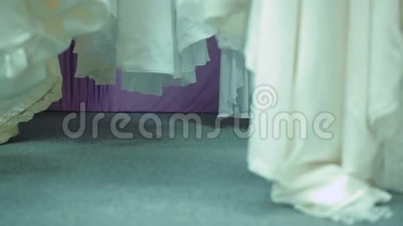 新娘在新娘店里选衣服视频的预览图