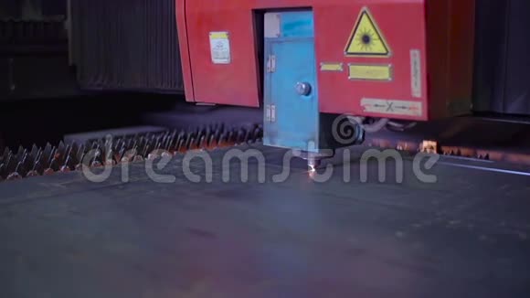 工业激光切割钢材视频的预览图