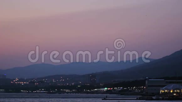 日落后的海岸和山脉紫色天空视频的预览图