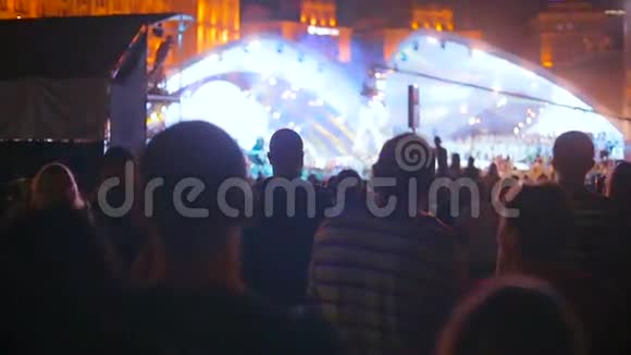 晚上在街上看音乐音乐会的人群剪影视频的预览图