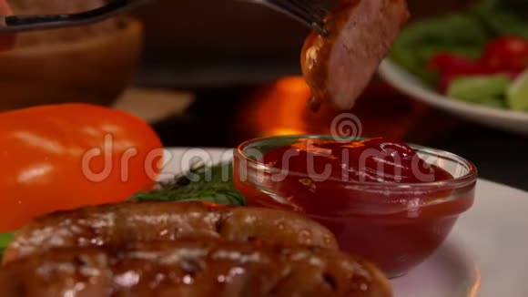 用番茄酱和蔬菜烤香肠视频的预览图