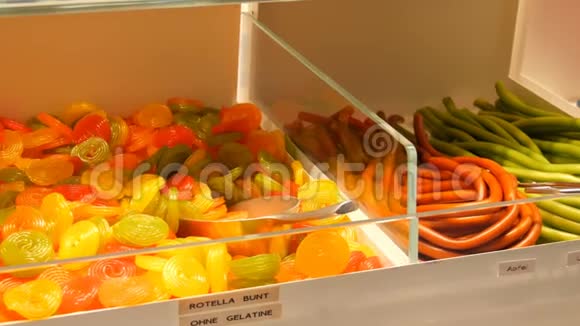 在一家食品市场商店柜台上摆着五颜六色的果冻糖果德国糖果的名字视频的预览图