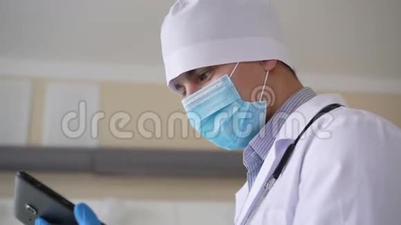 在4K医院工作的男性医生视频的预览图