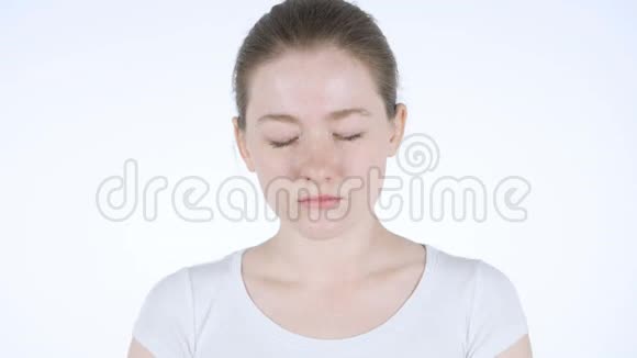 头疼红发女人在白人背景下视频的预览图
