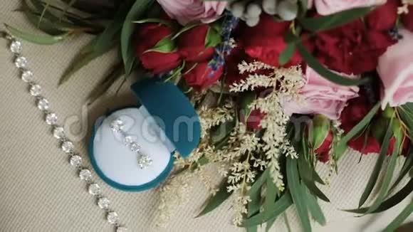 结婚饰品戒指和珠宝视频的预览图