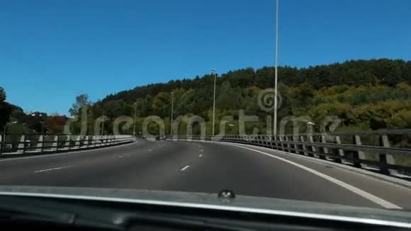 在高速公路桥上行驶视频的预览图
