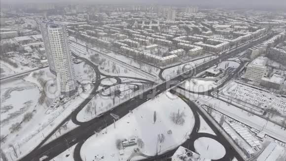 鸟瞰街道交通和覆盖着雪的建筑物视频的预览图
