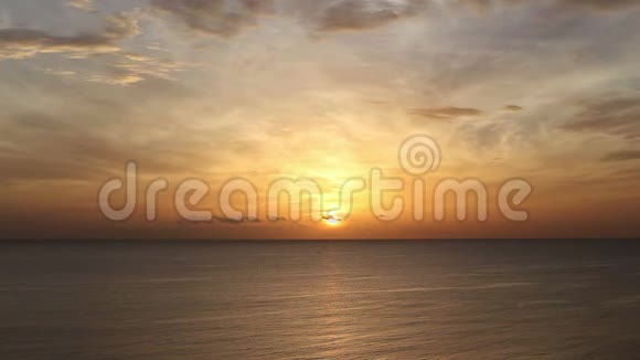 美丽的五彩缤纷的日落海滩上有椰子树视频的预览图