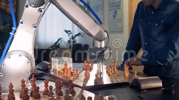一个用机械手下棋的人视频的预览图