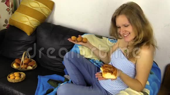 孕妇选择小面包和小蛋糕怀孕荷尔蒙的心血来潮视频的预览图