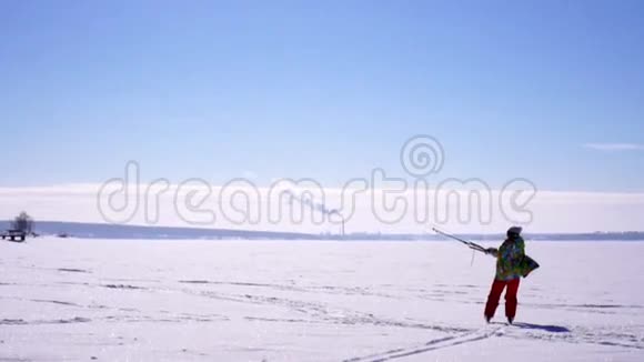 在白雪皑皑的河流上专业的风筝手视频的预览图