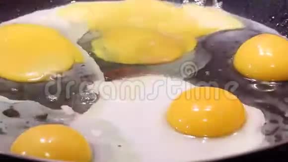 浸蛋煎蛋视频的预览图