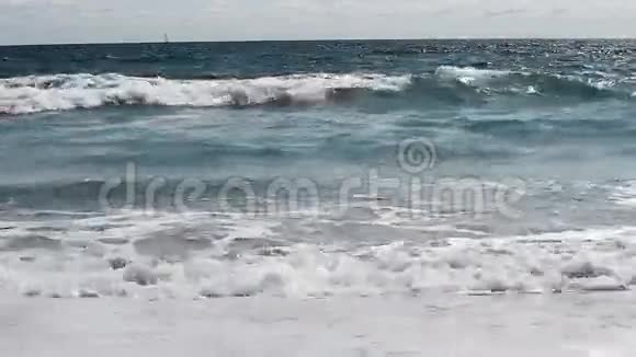 沙滩海浪低镜头加州圣莫尼卡视频的预览图