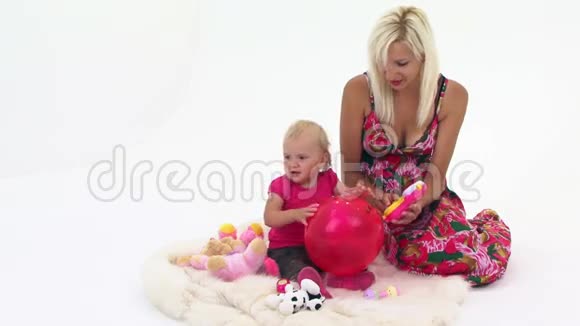 妈妈和她的宝贝玩玩具视频的预览图
