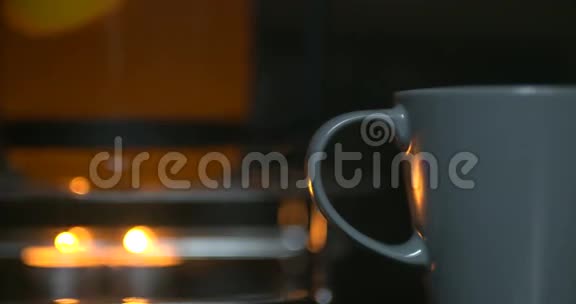 火锅里的热茶秋季背景视频的预览图