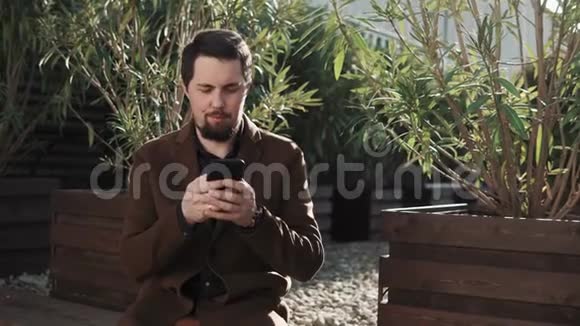 男人在公园里和朋友聊天视频的预览图