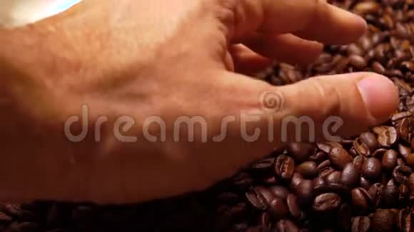 男子手舀烤咖啡豆超级慢镜头视频的预览图