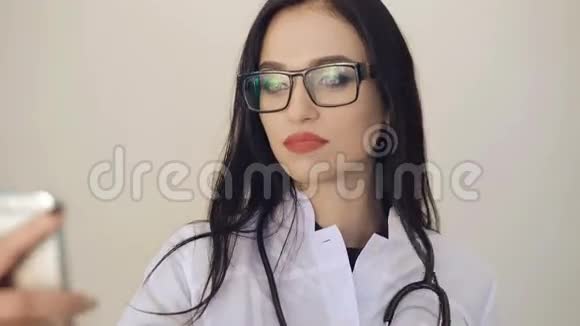 漂亮的女医生网络咨询病人4K视频的预览图