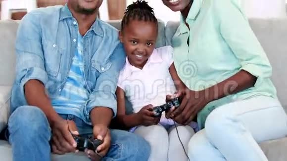 快乐的家庭玩虚拟游戏视频的预览图