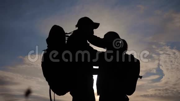 幸福的家庭游客剪影在日落拥抱接吻团队合作旅游概念男女生活方式夫妻视频的预览图
