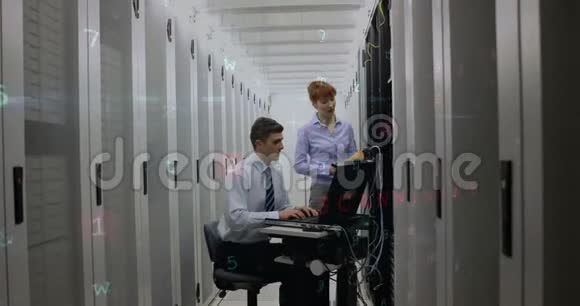 技术人员在服务器机房工作4k视频的预览图