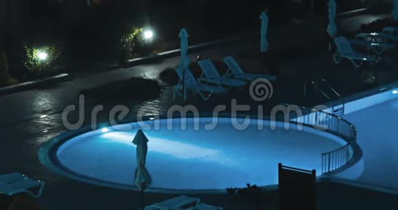 晚上在豪华热带度假胜地的游泳池视频的预览图