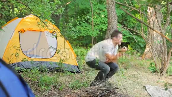 夏天落叶林中的帐篷城视频的预览图