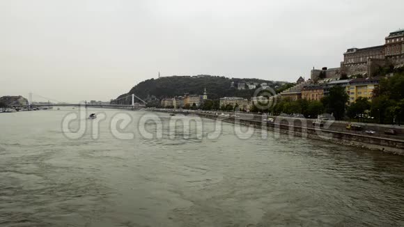 从布达佩斯多瑙河和格勒特山上的桥上可以看到视频的预览图