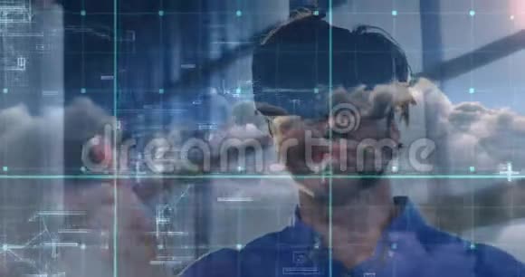 使用虚拟现实头盔对抗计算机分析动画4k的商人视频的预览图
