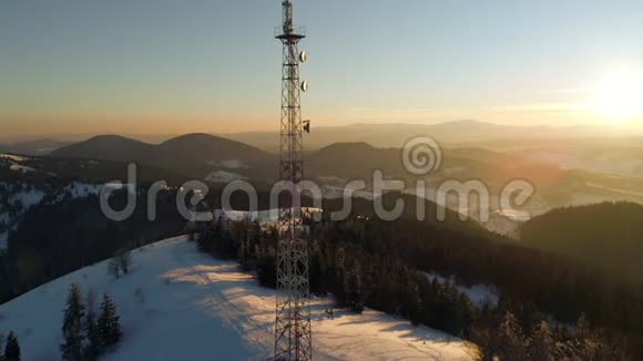 飞越无线电塔在山上白雪覆盖冬季景观视频的预览图