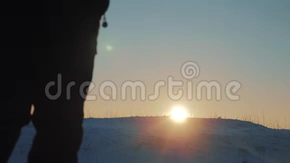徒步旅行者在冬山徒步旅行在冬天寒冷的雪天徒步旅行攀岩者攀岩者的剪影视频的预览图