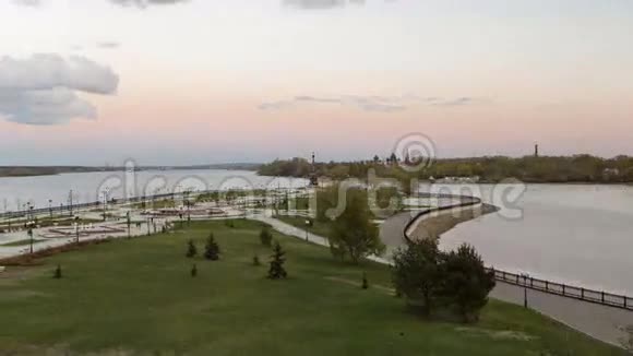 雅罗斯拉夫尔的城市公园斯特拉尔卡位于伏尔加河河堤沿线白天到夜间时间推移高度推移视频的预览图