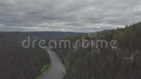 飞越美丽的山河和美丽的森林剪辑日出时带雾的神秘河流鸟瞰图视频的预览图