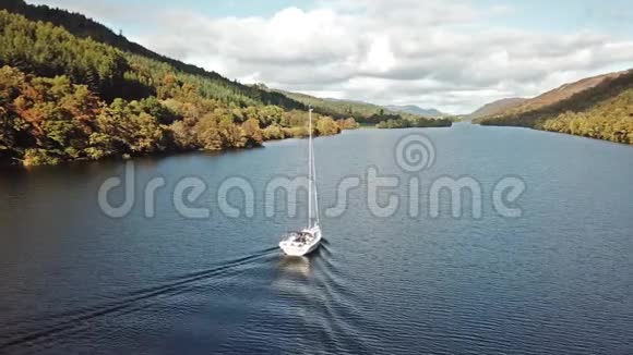 在苏格兰高地的一艘白色摩托艇后面飞越大格伦湖上空朝尼斯湖飞去视频的预览图