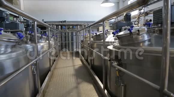 牛奶厂发酵牛奶的罐视频的预览图