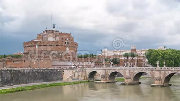 在意大利罗马著名的圣安格尔城堡时间推移和桥的提伯河视频的预览图