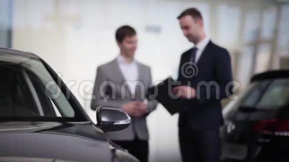 汽车经销商协助客户的汽车展视频的预览图