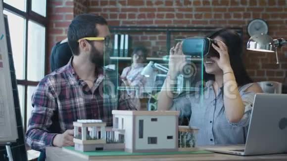 建筑师使用VR耳机进行演示视频的预览图