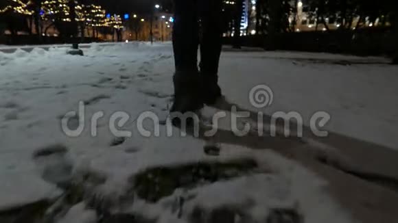 孤独的女孩走在雪地上夜城4K超高清视频的预览图