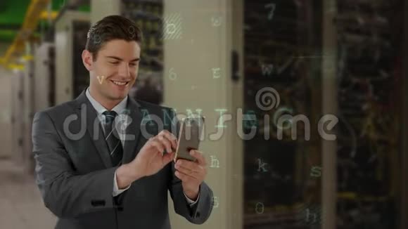 服务器机房使用手机的行政人员视频的预览图