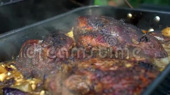 厨师在烧烤架上煮烤猪肉烧烤烧烤食物视频的预览图