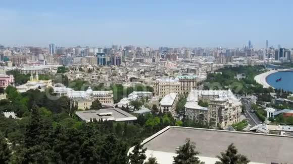 夏季海边大城市特大城市的俯视图阿塞拜疆巴库时间流逝视频的预览图