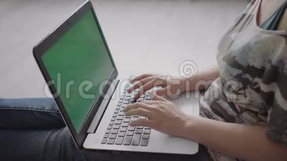 坐在笔记本电脑旁的年轻女子视频的预览图
